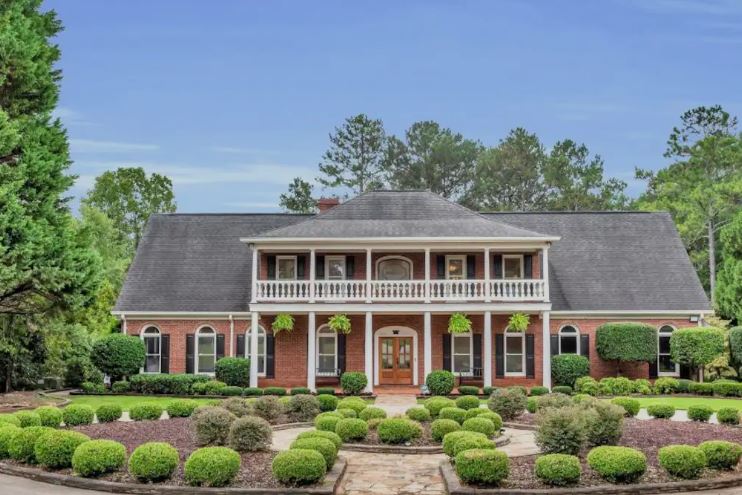 Esso The Manor House | Discover Lake Lanier